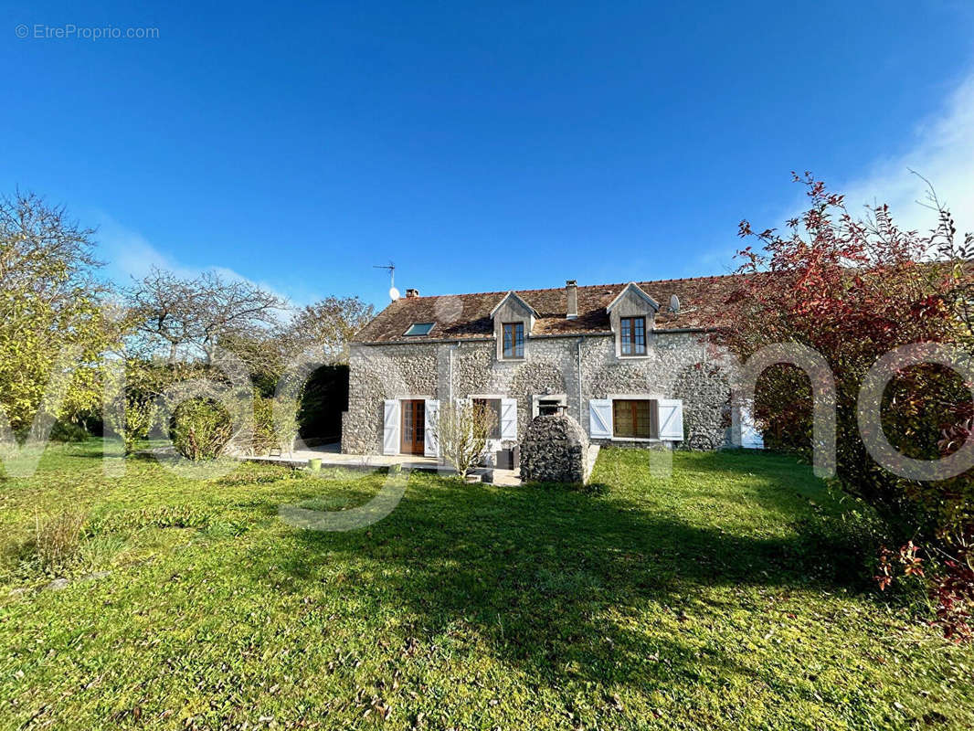 Maison à MONTCOURT-FROMONVILLE