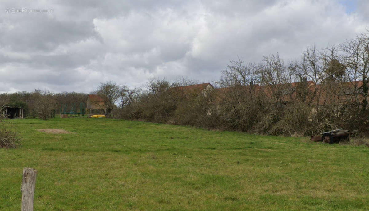 Terrain à VICQ-SUR-GARTEMPE