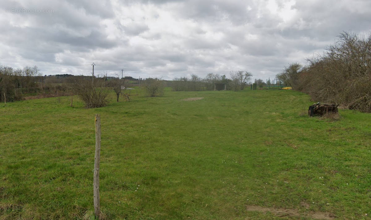 Terrain à VICQ-SUR-GARTEMPE