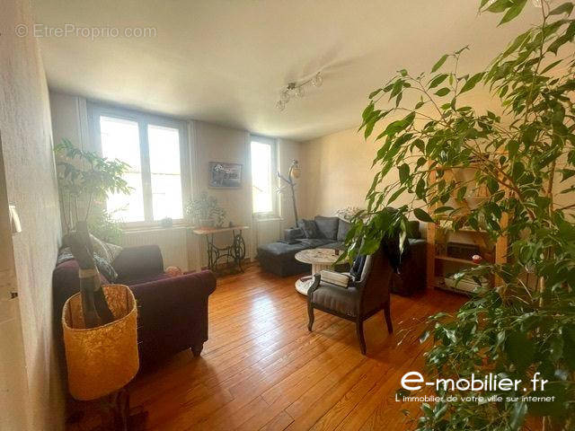 Appartement à SAINT-GERMAIN-LESPINASSE