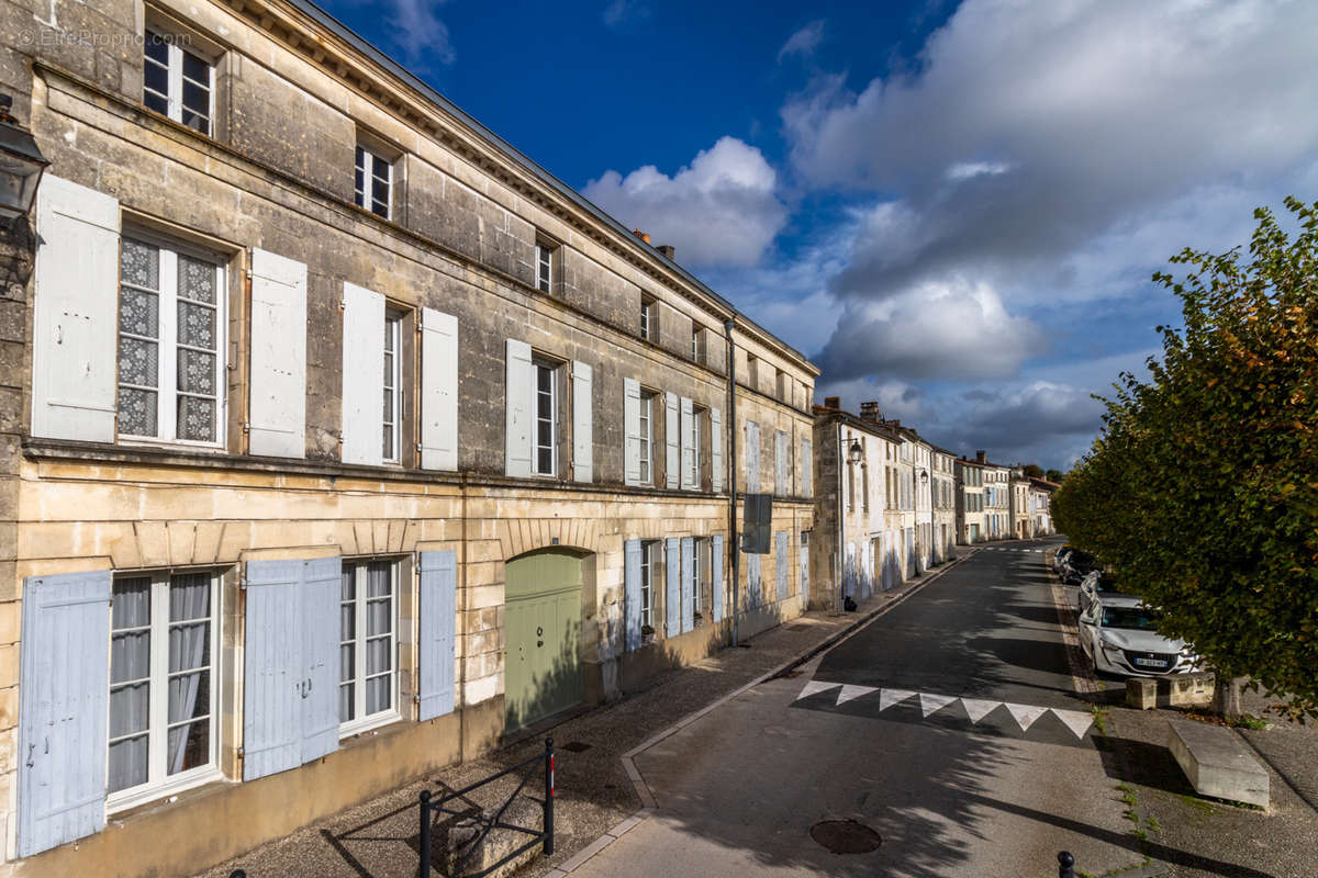 Maison à PORT-D&#039;ENVAUX