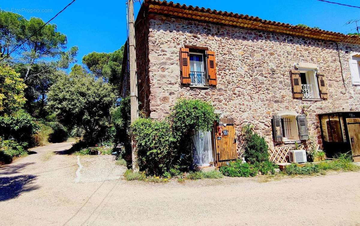 Appartement à ROQUEBRUNE-SUR-ARGENS