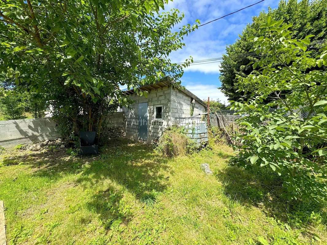 Terrain à SAINT-VICTOR-DE-MORESTEL