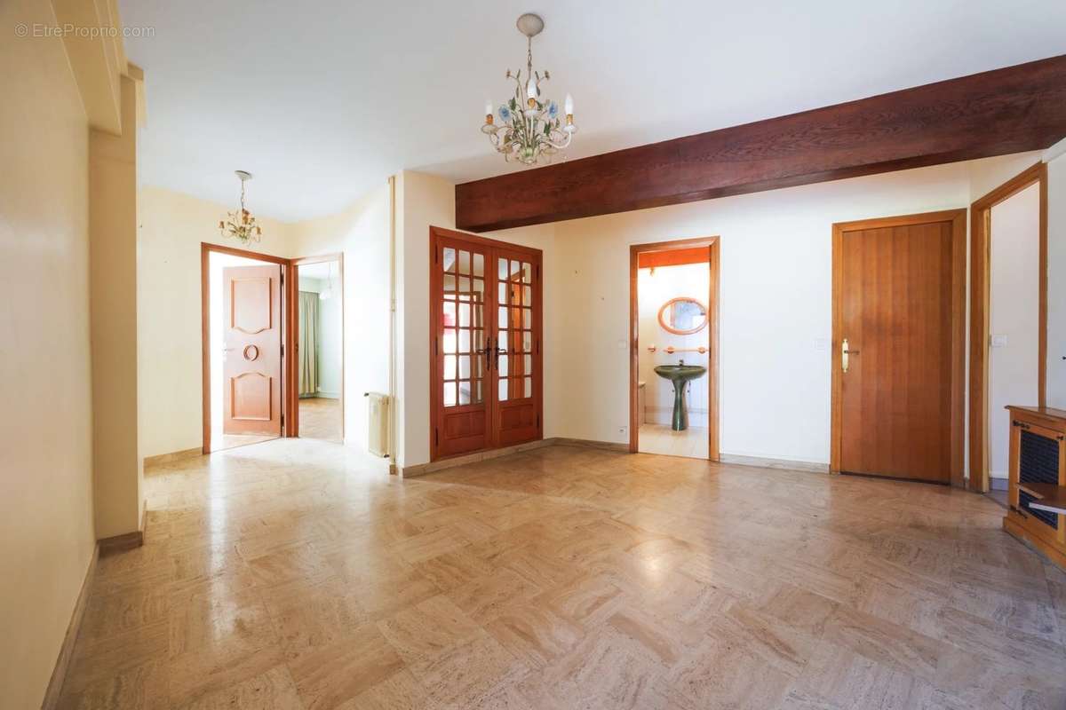 Appartement à MARSEILLE-4E