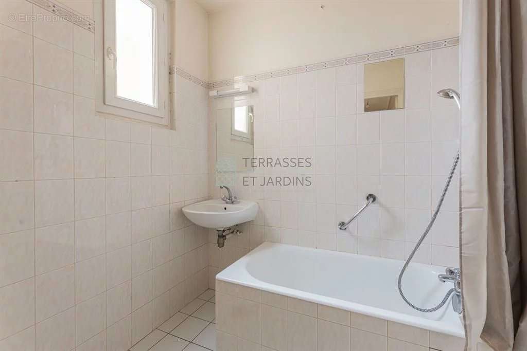 Appartement à PARIS-14E