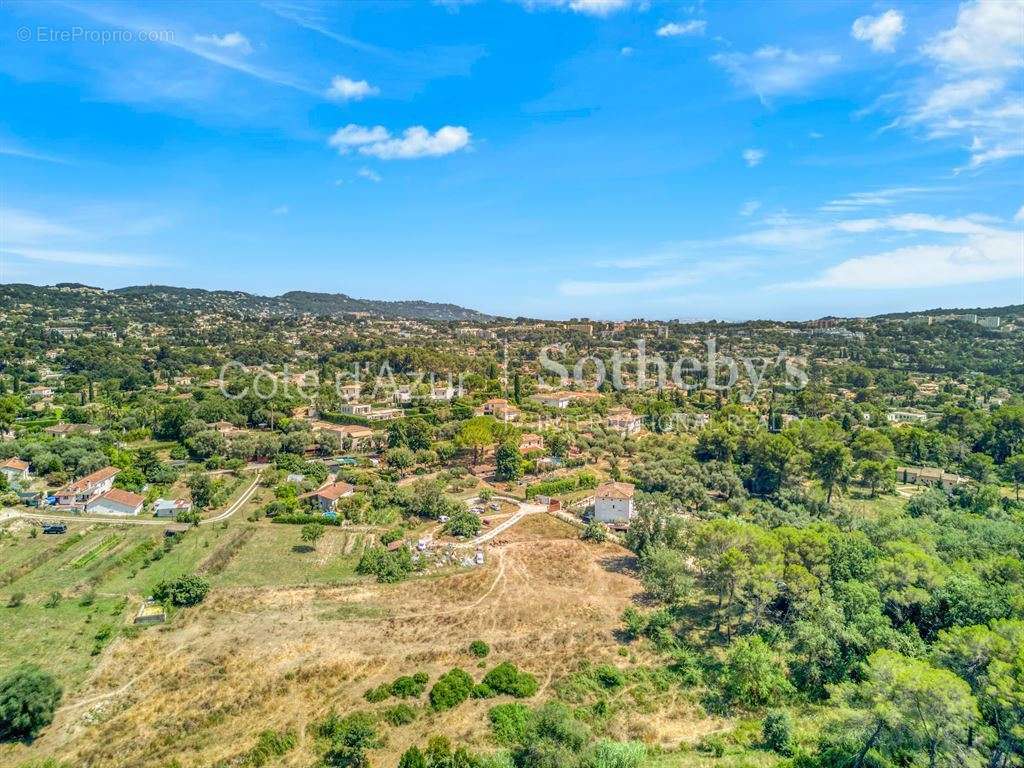 Terrain à MOUGINS