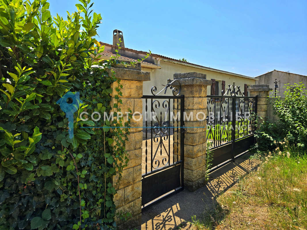 Maison à SAINT-JULIEN-LES-ROSIERS