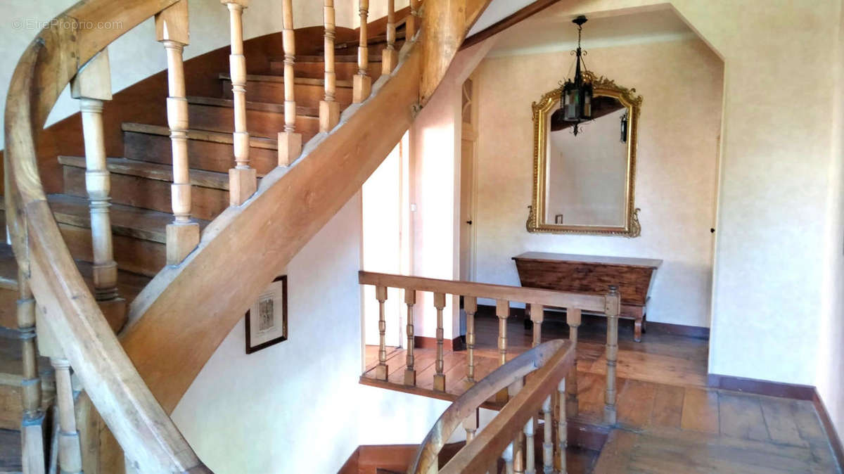 STAIRS - Maison à CHAMPAGNE-MOUTON