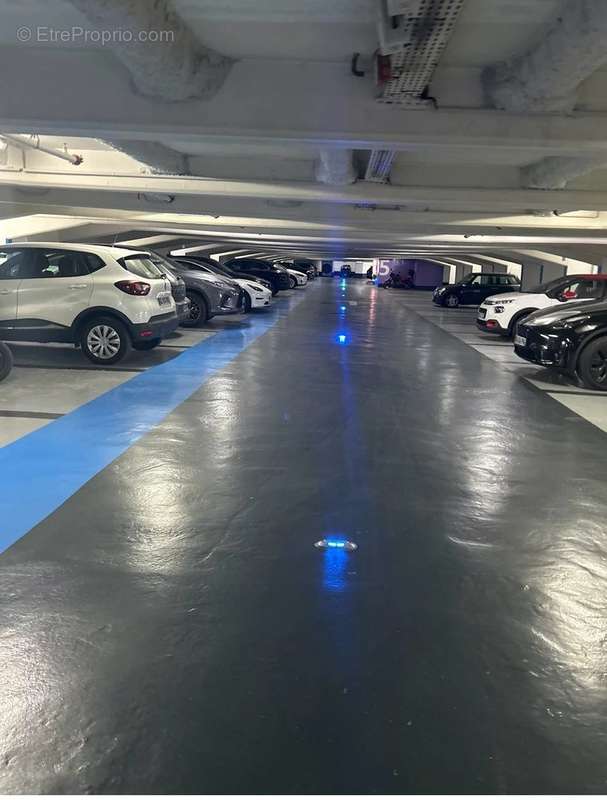 Parking à PARIS-17E