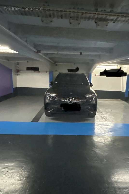 Parking à PARIS-17E