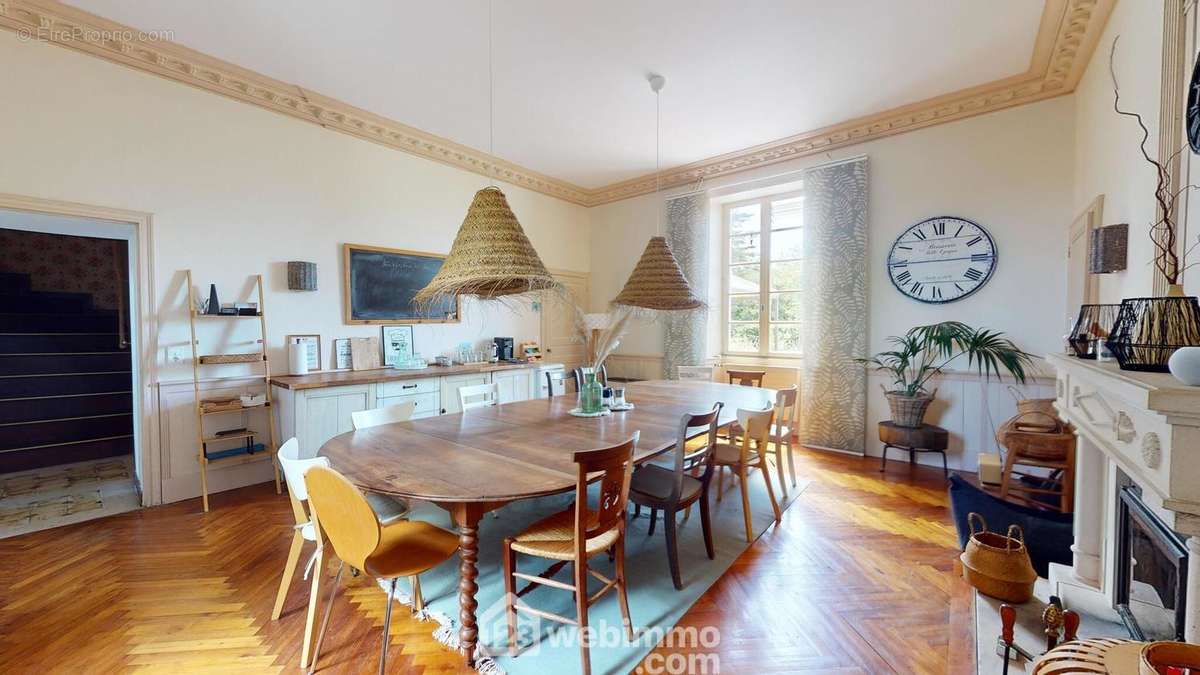 Salle à manger avec de belles hauteurs sous plafond. - Maison à LE BERNARD