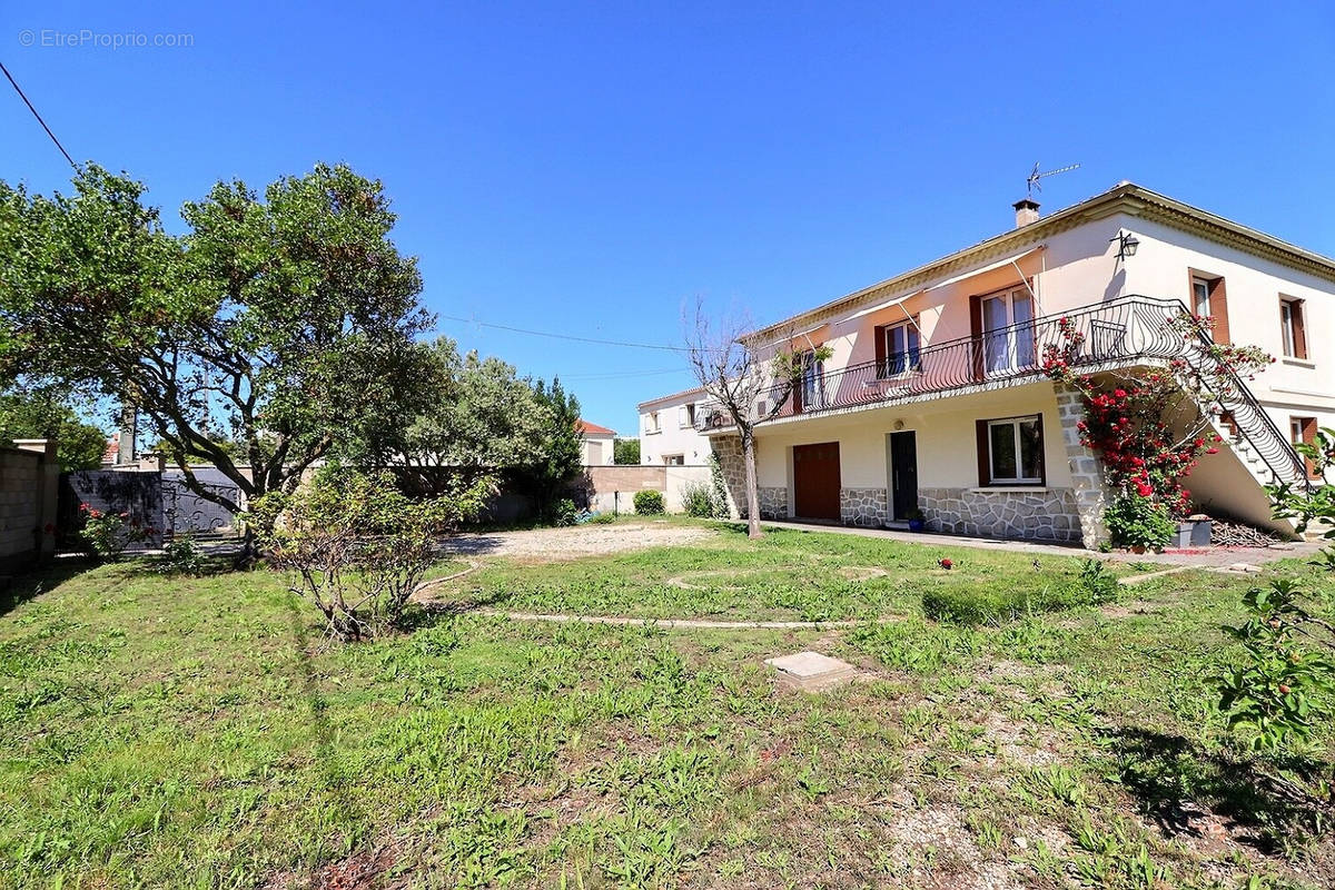 Maison à ENTRAIGUES-SUR-LA-SORGUE