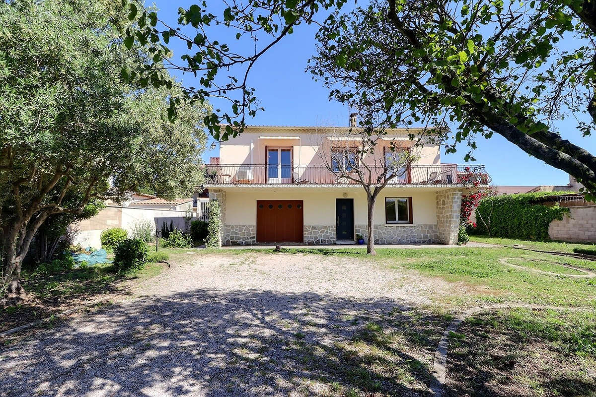 Maison à ENTRAIGUES-SUR-LA-SORGUE