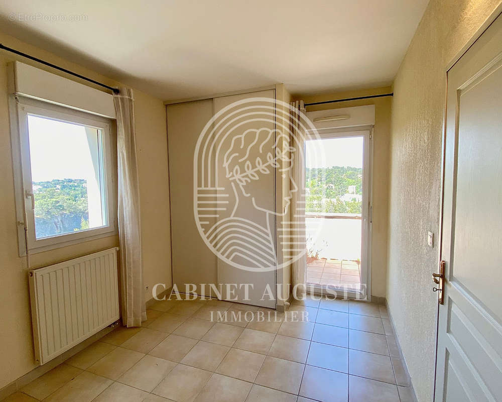 Chambre 3 - Appartement à NIMES