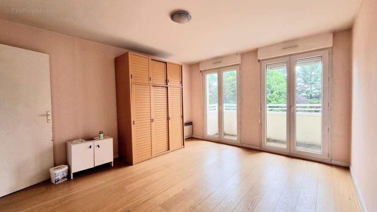 Chambre - Appartement à NOISY-LE-GRAND