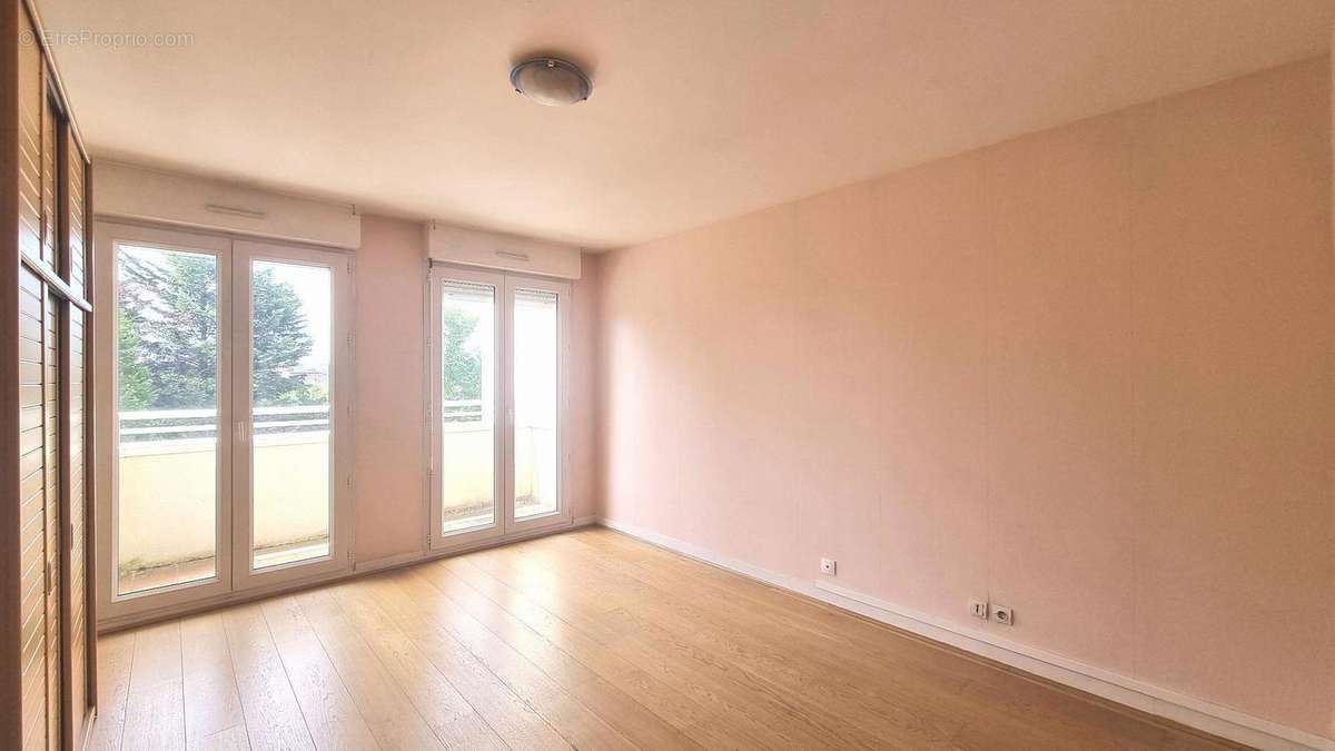 Chamre avec balcon - Appartement à NOISY-LE-GRAND