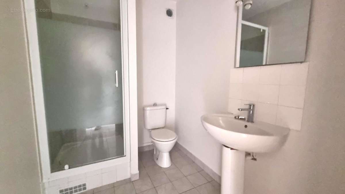 salle d&#039;eau + wc - Appartement à NOISY-LE-GRAND