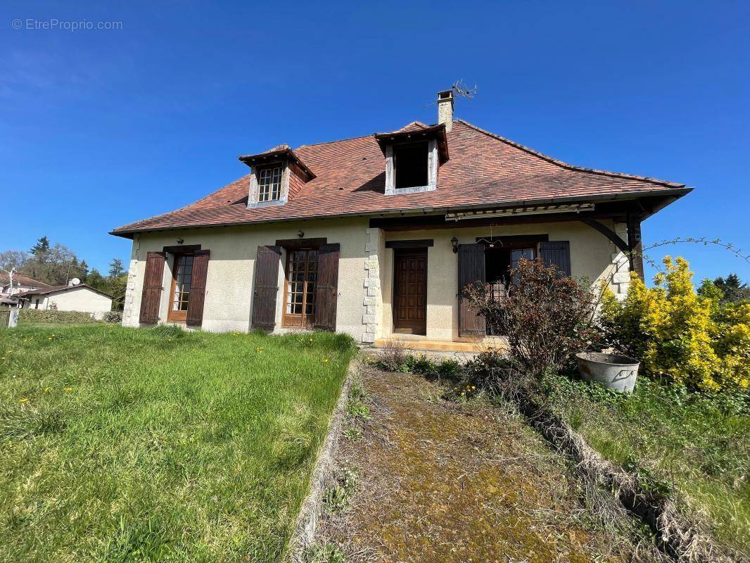 Maison à MANZAC-SUR-VERN