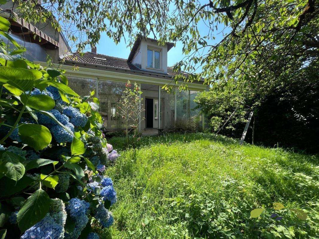 Maison à SAINT-LEONARD-DE-NOBLAT