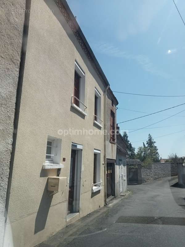 Maison à LUSSAC-LES-EGLISES