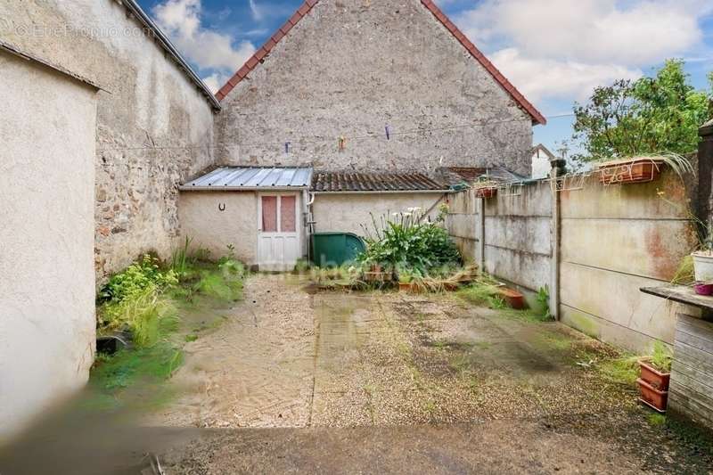 Maison à LUSSAC-LES-EGLISES