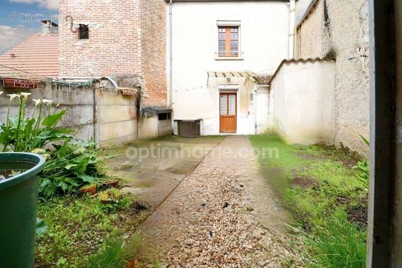 Maison à LUSSAC-LES-EGLISES