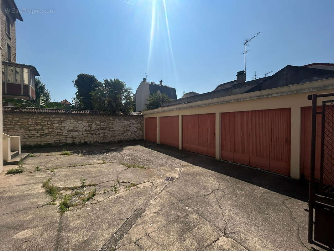 Parking à SAINT-MAUR-DES-FOSSES