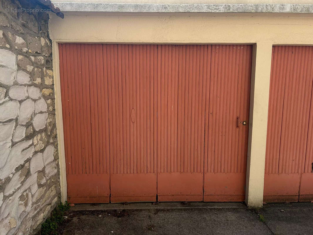 Parking à SAINT-MAUR-DES-FOSSES