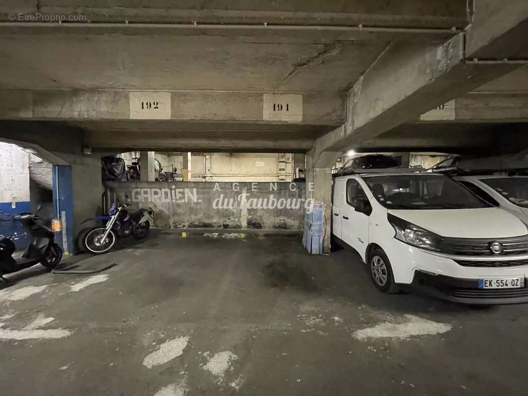 Parking à PARIS-9E