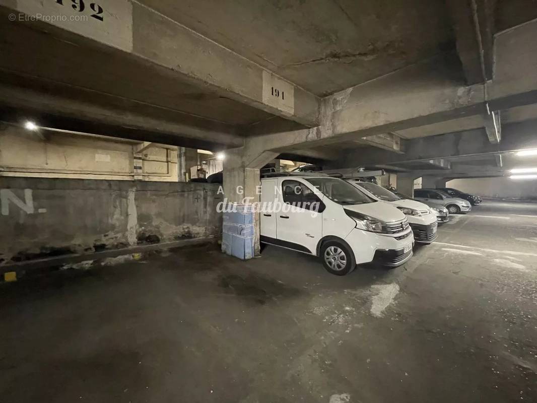 Parking à PARIS-9E