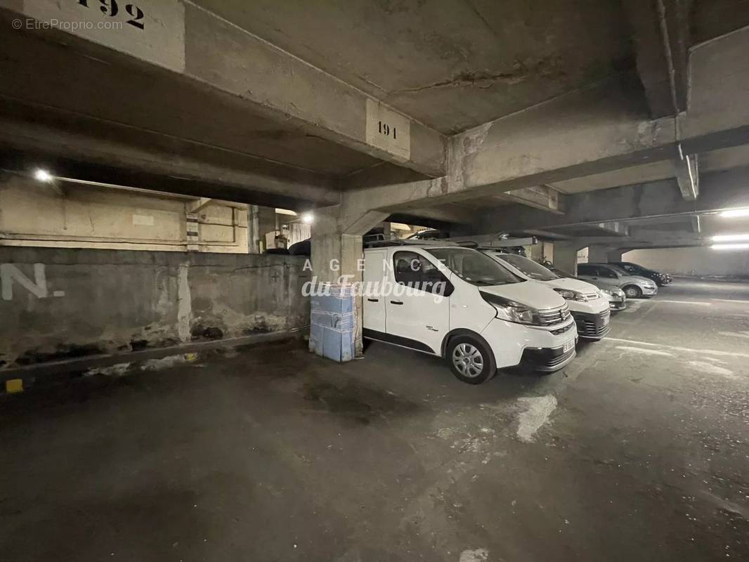 Parking à PARIS-9E