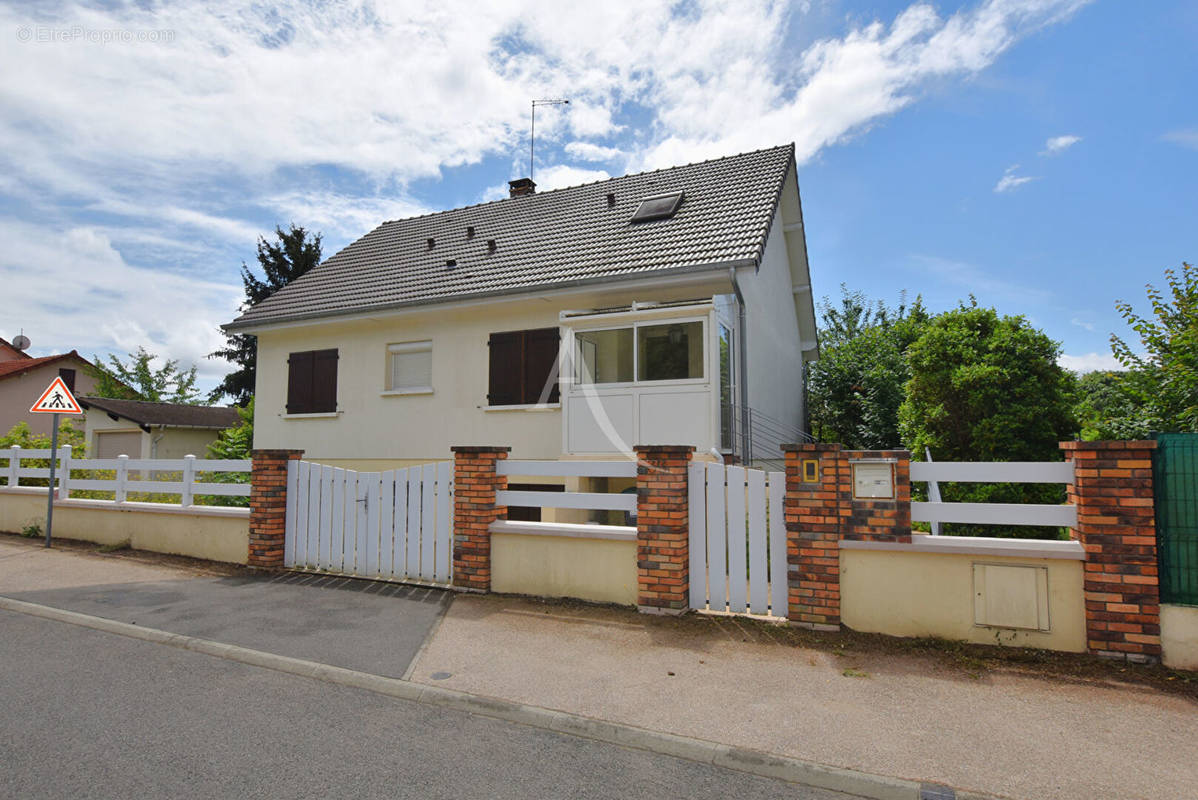 Maison à VARENNES-JARCY