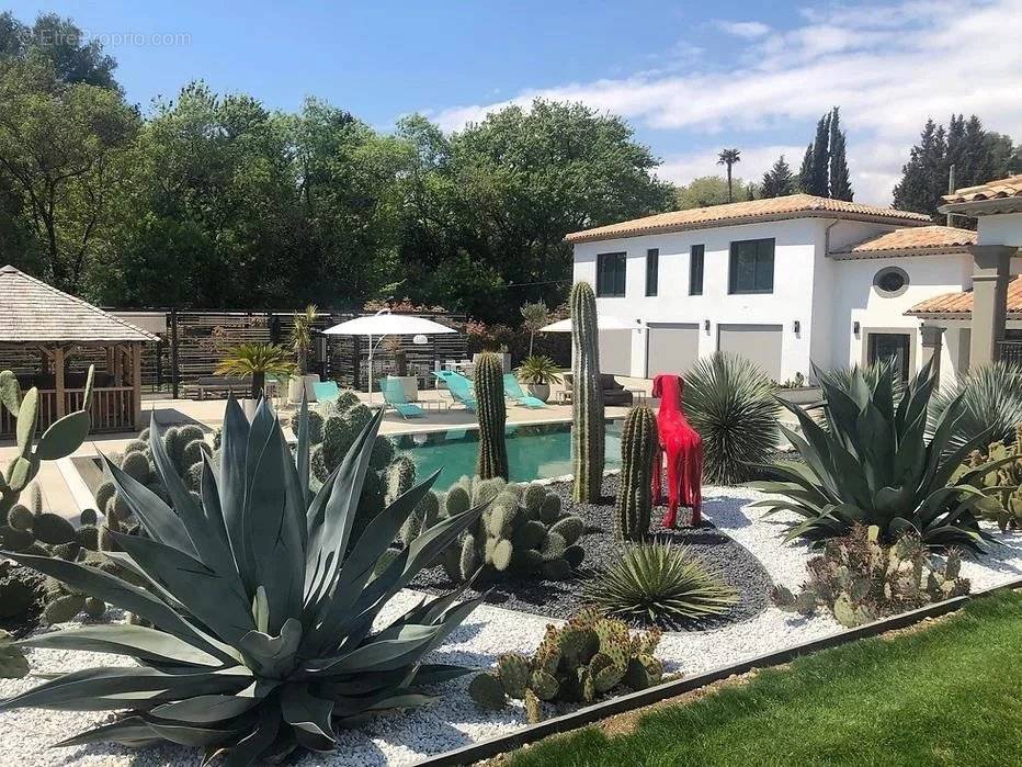 Appartement à CHATEAUNEUF-GRASSE