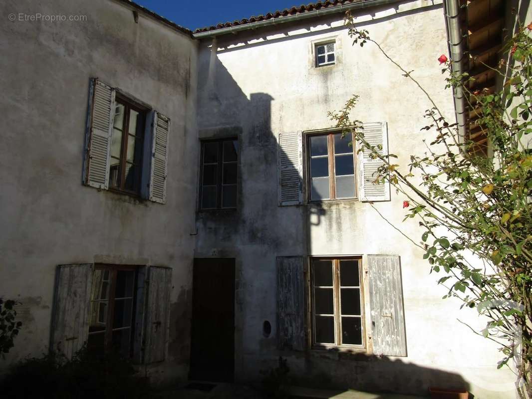 Maison à CHEF-BOUTONNE