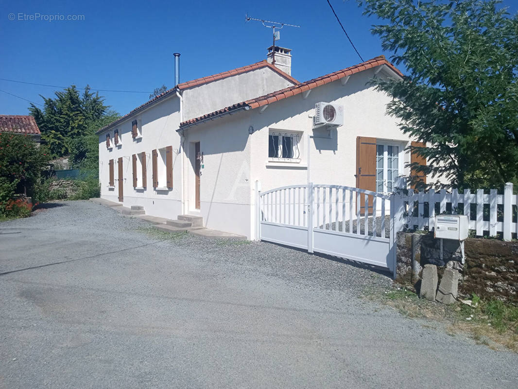 Maison à SAINT-HILAIRE-DES-LOGES