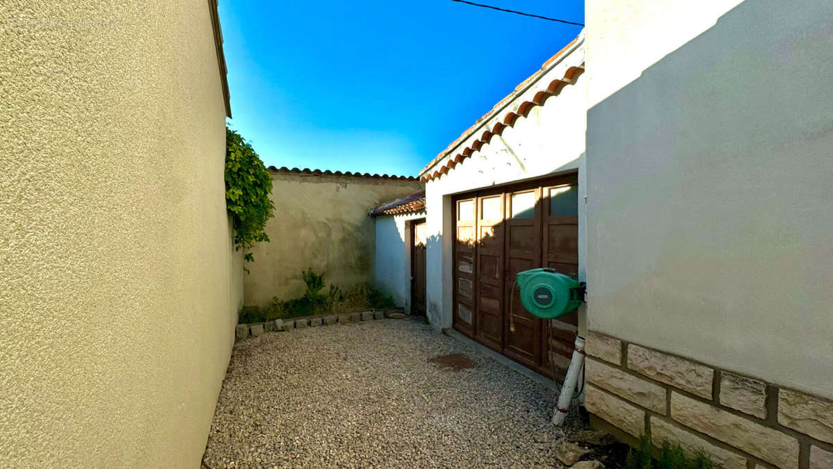 Appartement à ENTRAIGUES-SUR-LA-SORGUE