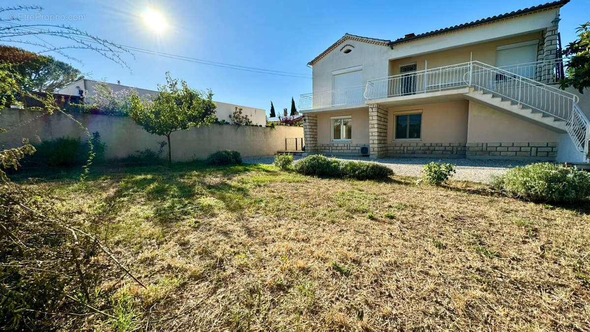 Appartement à ENTRAIGUES-SUR-LA-SORGUE