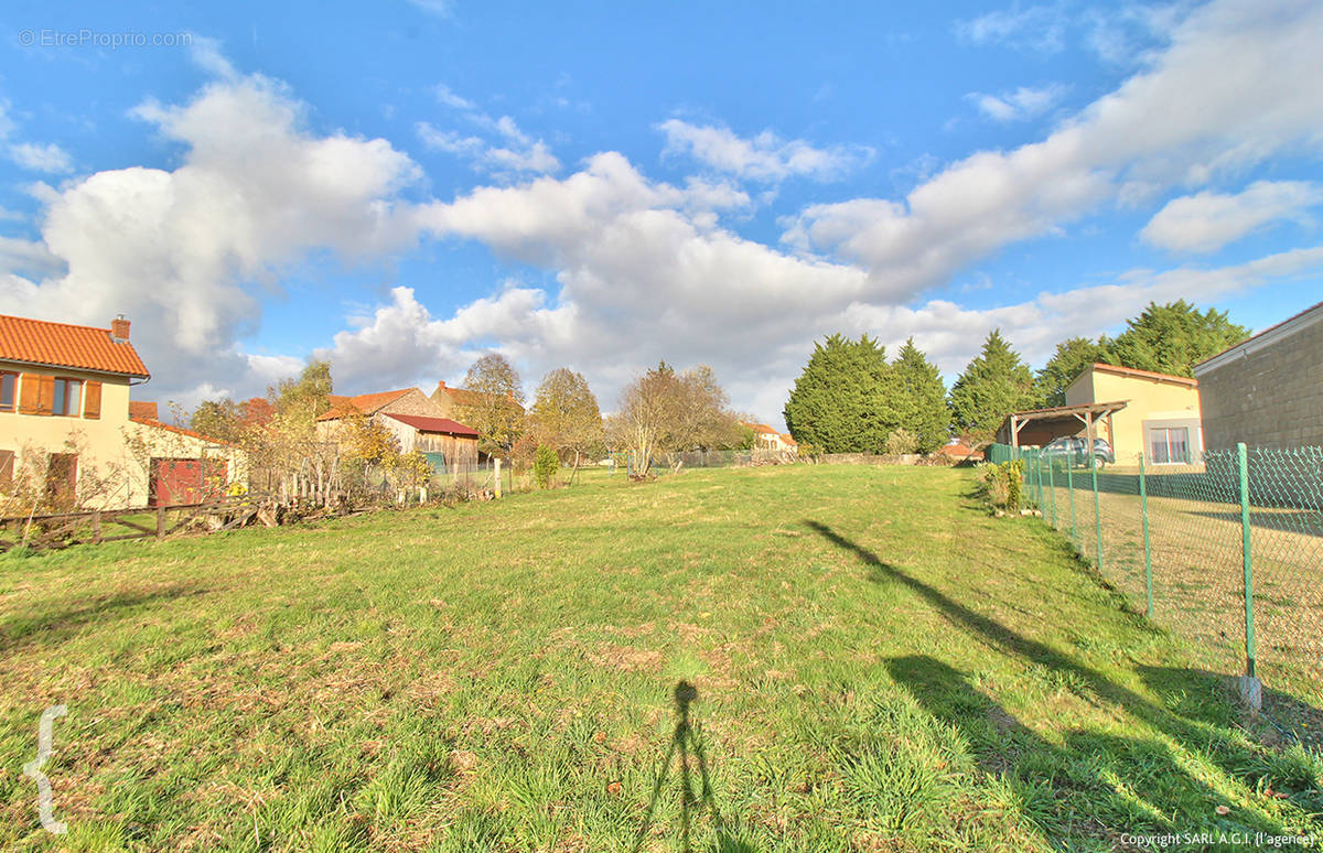 Terrain à SAINT-HILAIRE-LA-CROIX