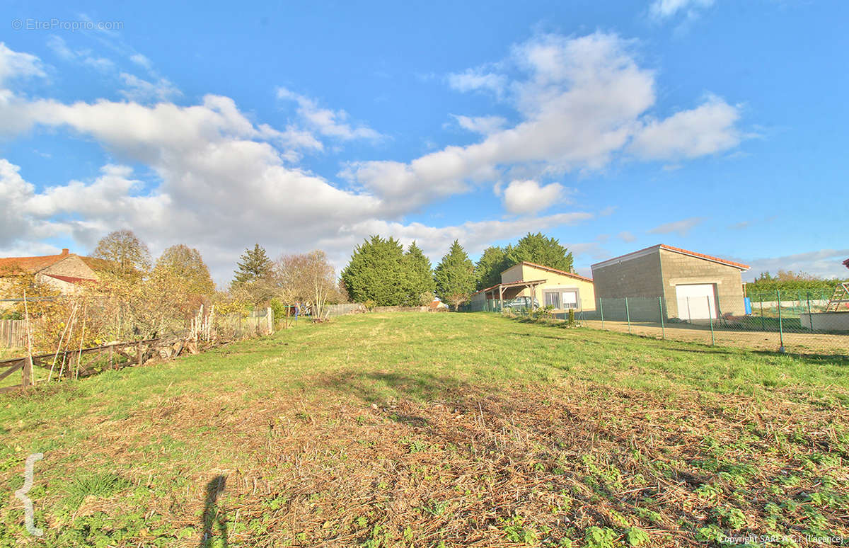 Terrain à SAINT-HILAIRE-LA-CROIX