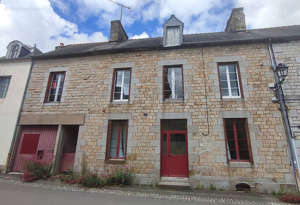 Maison à BAZOUGES-LA-PEROUSE