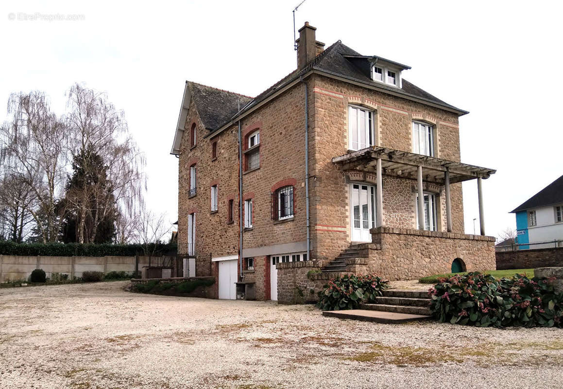 Maison à COMBOURG