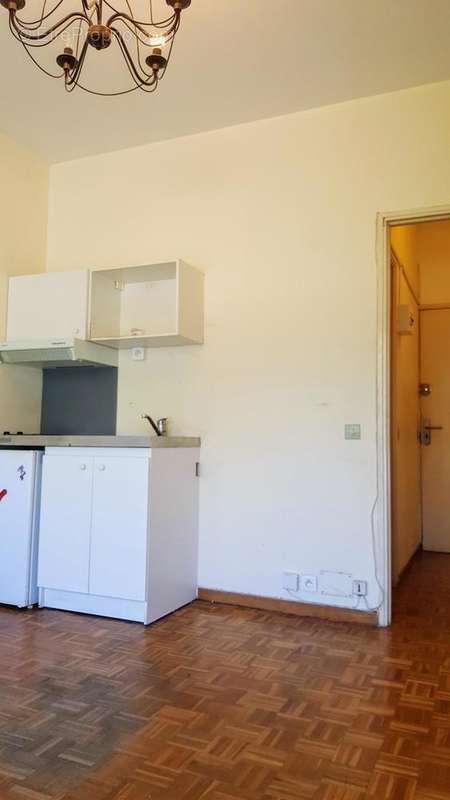 Coin cuisine et couloir entrée - Appartement à MARSEILLE-8E