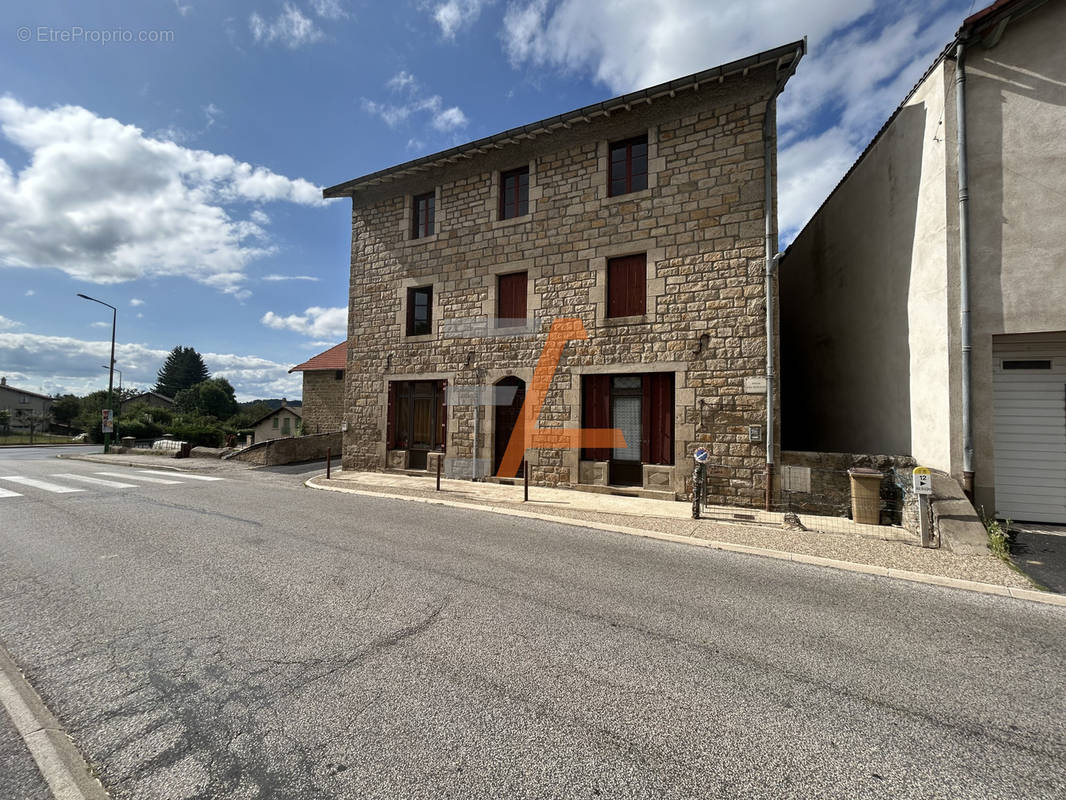 Maison à SAINT-JULIEN-CHAPTEUIL