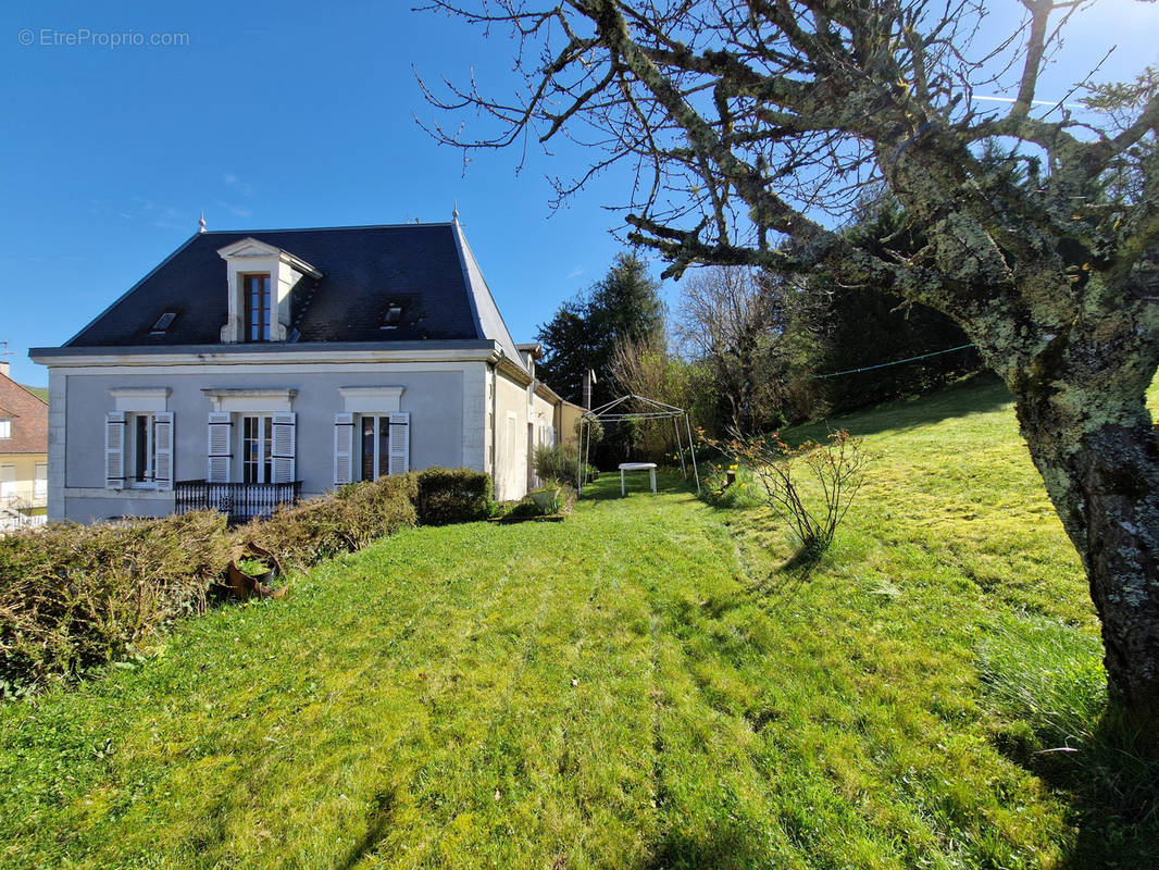 Maison à SAINT-PIERRE-DE-CHIGNAC