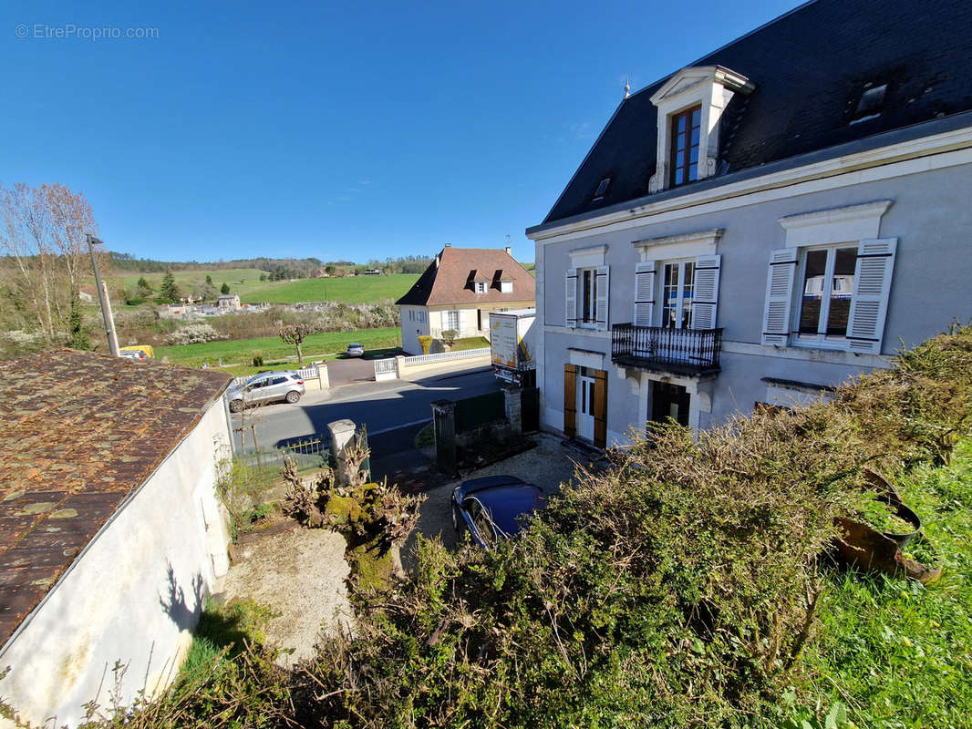 Maison à SAINT-PIERRE-DE-CHIGNAC