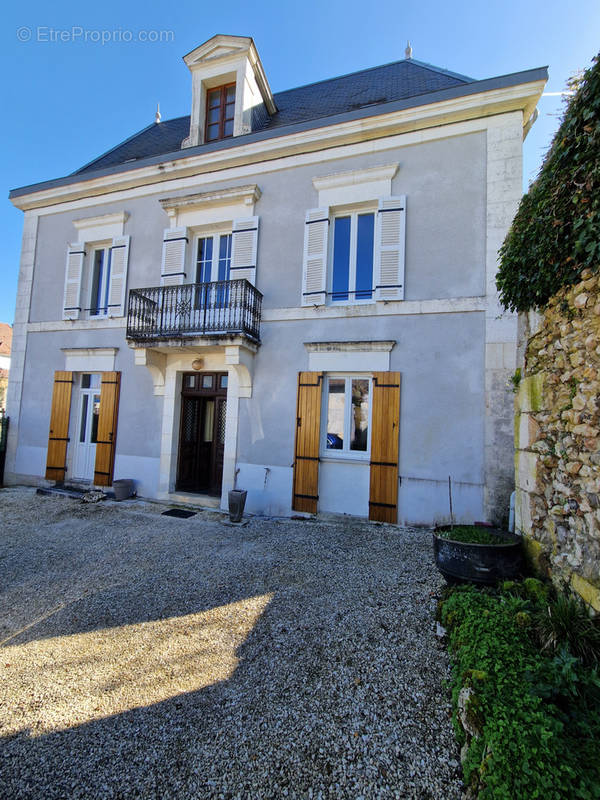 Maison à SAINT-PIERRE-DE-CHIGNAC