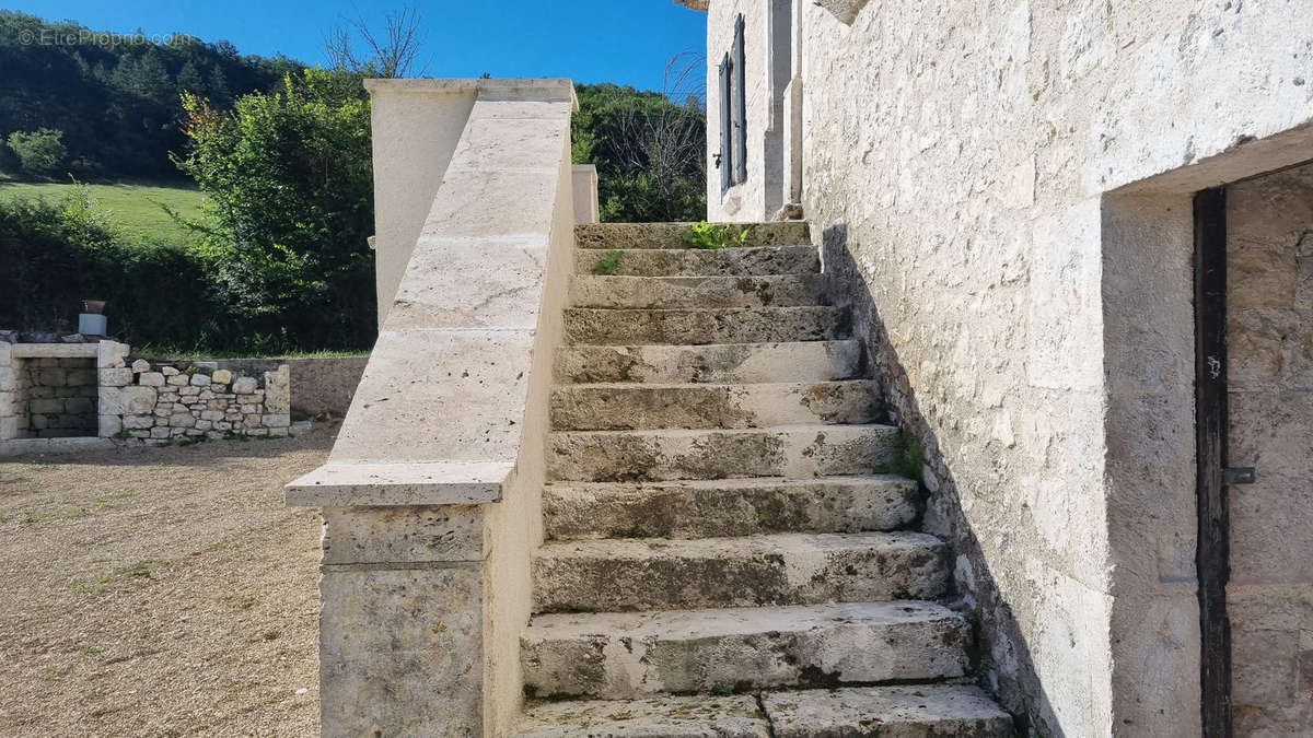 Maison à MONTAIGU-DE-QUERCY