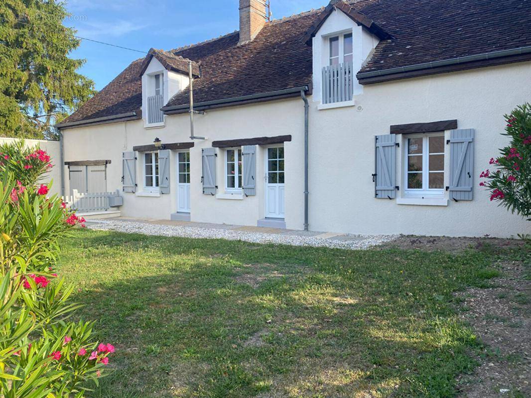 Maison à AZAY-LE-FERRON