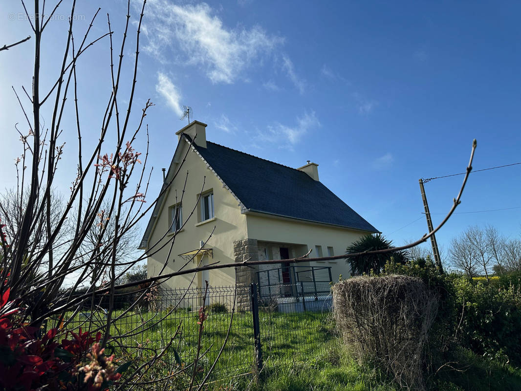 Maison à HENANBIHEN