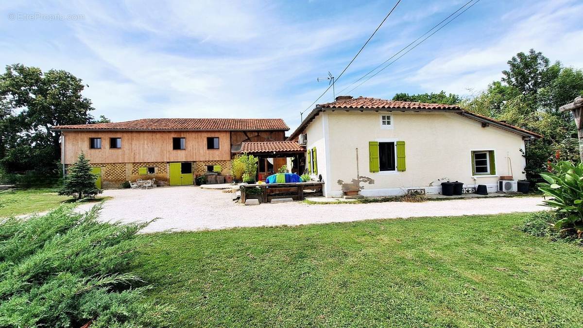 Main house and appartement/ maison principale - Maison à LOUBERSAN